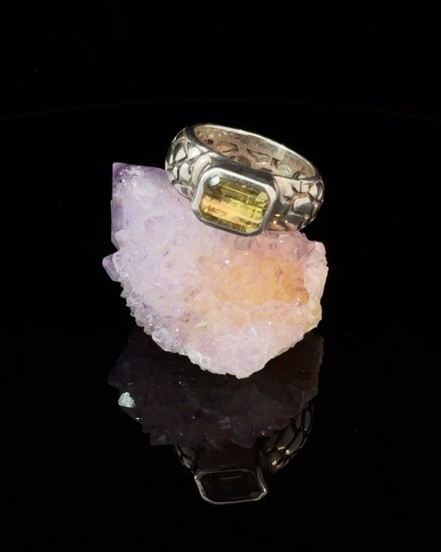 Natural faceted Heliodor golden beryl sterling silver ring size 7 with castle wall inspired band design and bright yellow gemstone.