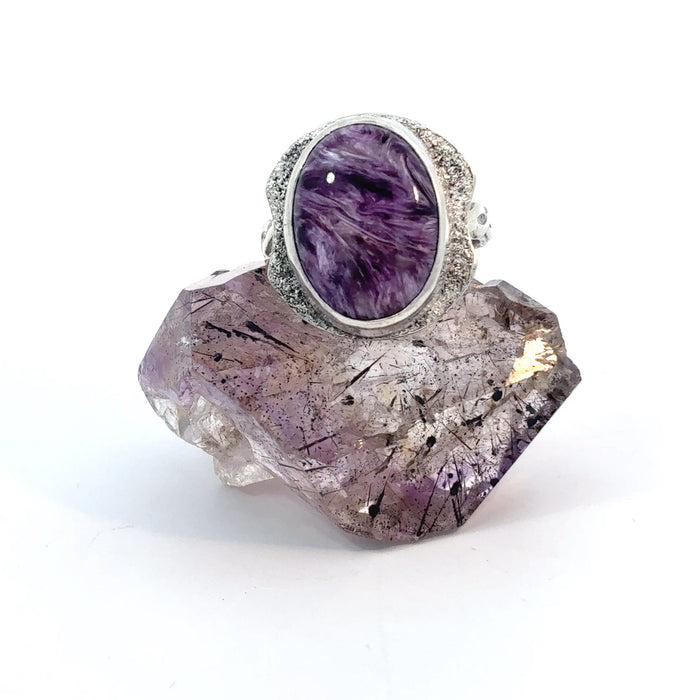 Ring Charoite with textured border
