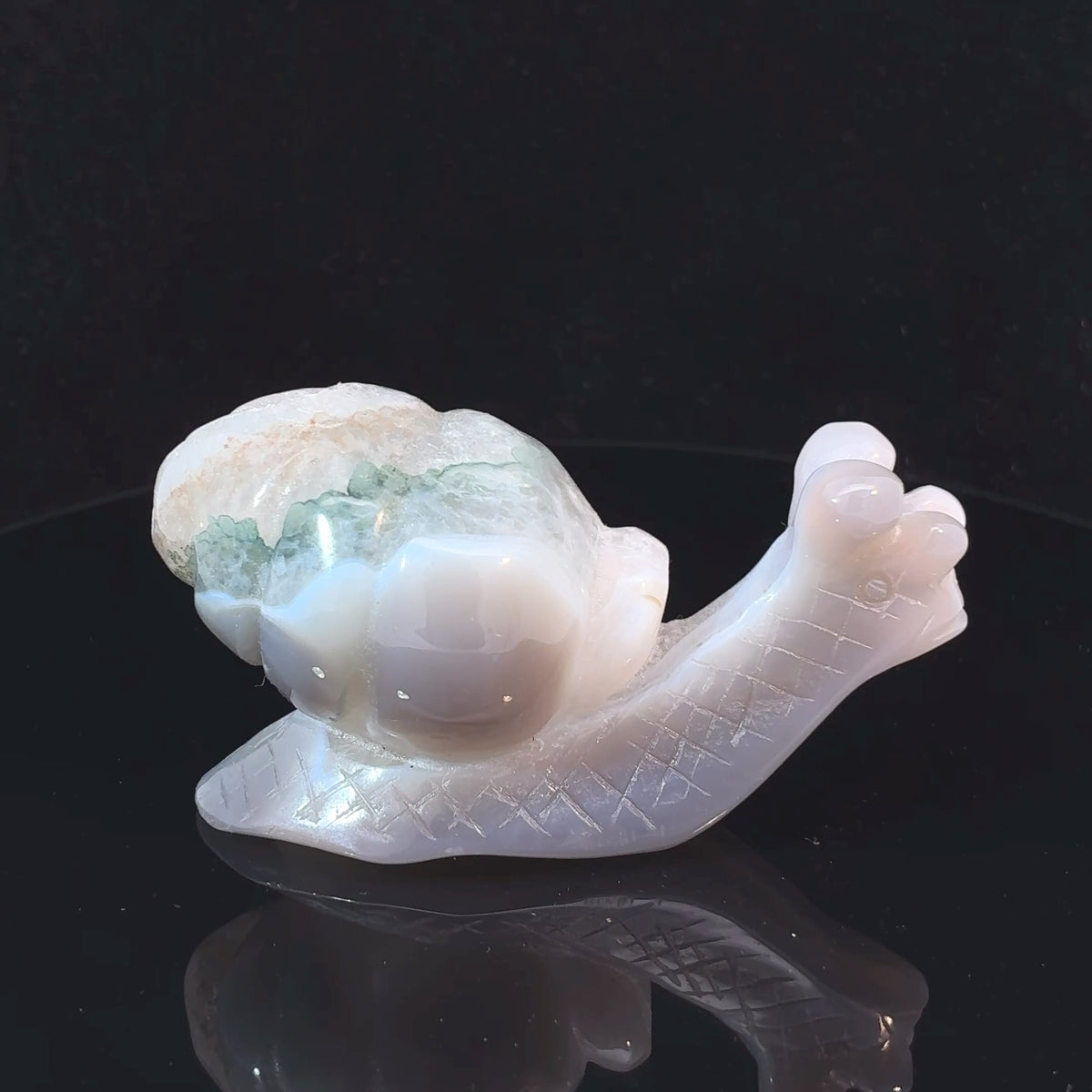 Grey and white agate snail carving made from polished natural stone, 81 grams, 72 x 39 x 30 mm